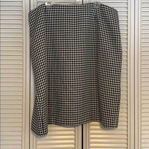 Houndstooth pencil skirt. Zippered back. Lined.